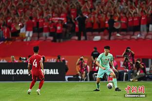 倒戈相向❗赛后叙利亚男足来到场边谢场合影，赢得中国球迷欢呼掌声